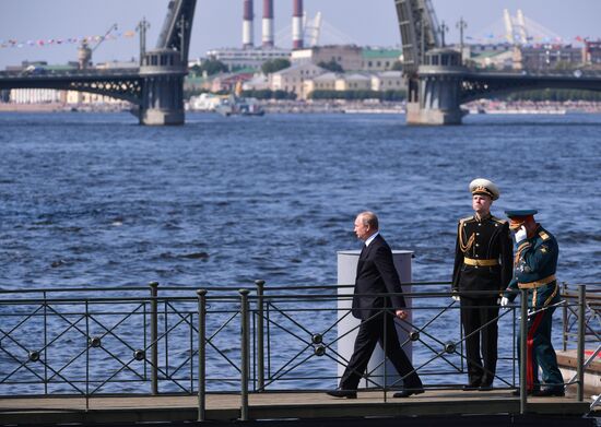  Президент РФ В. Путин принял участие в праздновании Дня ВМФ РФ в Санкт-Петербурге