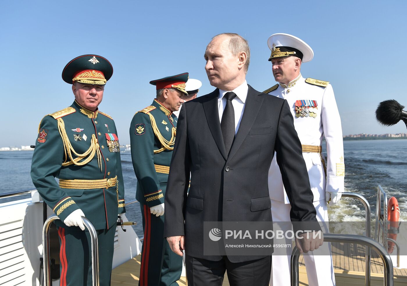 Президент РФ В. Путин принял участие в праздновании Дня ВМФ РФ в Санкт-Петербурге