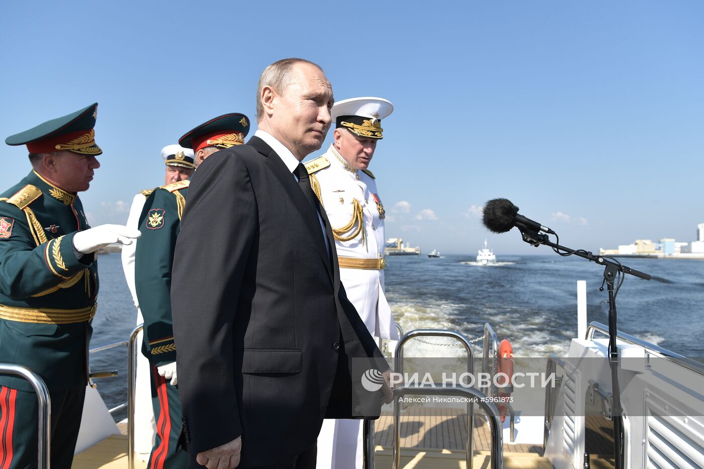 Президент РФ В. Путин принял участие в праздновании Дня ВМФ РФ в Санкт-Петербурге
