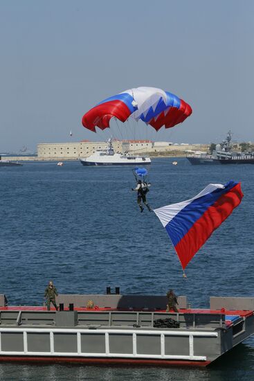 Рабочая поездка премьер-министра РФ Д. Медведева в Севастополь