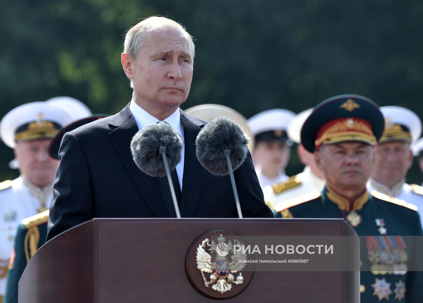 Президент РФ В. Путин принял участие в праздновании Дня ВМФ РФ в Санкт-Петербурге