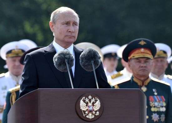  Президент РФ В. Путин принял участие в праздновании Дня ВМФ РФ в Санкт-Петербурге