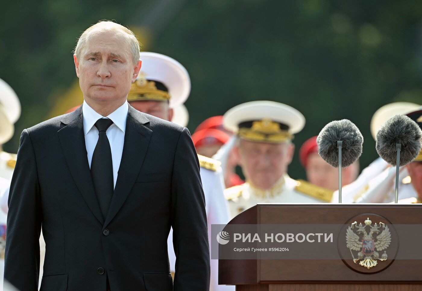 Президент РФ В. Путин принял участие в праздновании Дня ВМФ РФ в Санкт-Петербурге
