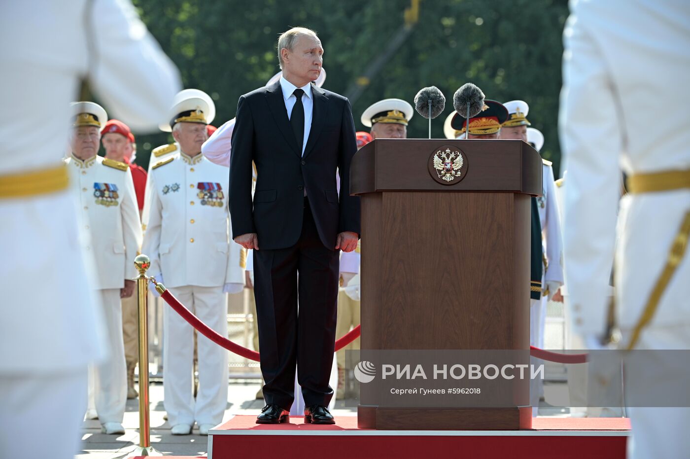 Президент РФ В. Путин принял участие в праздновании Дня ВМФ РФ в Санкт-Петербурге