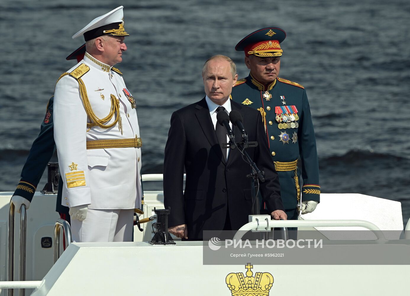 Президент РФ В. Путин принял участие в праздновании Дня ВМФ РФ в Санкт-Петербурге