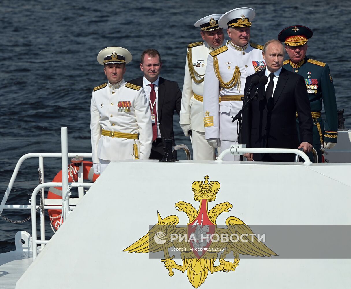 Президент РФ В. Путин принял участие в праздновании Дня ВМФ РФ в Санкт-Петербурге