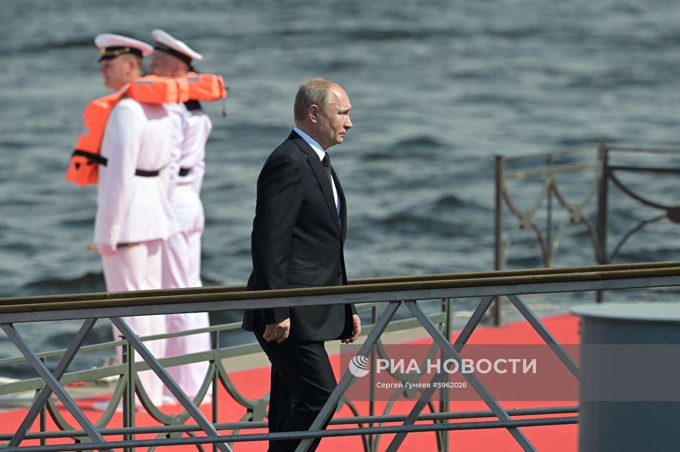  Президент РФ В. Путин принял участие в праздновании Дня ВМФ РФ в Санкт-Петербурге