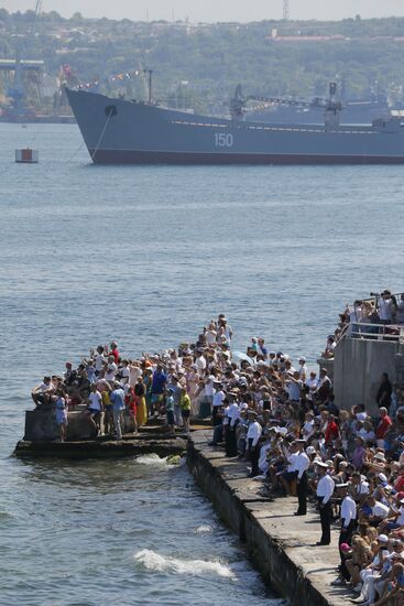 Рабочая поездка премьер-министра РФ Д. Медведева в Севастополь