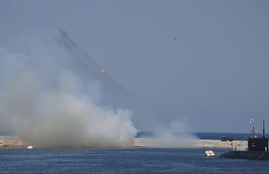 Рабочая поездка премьер-министра РФ Д. Медведева в Севастополь
