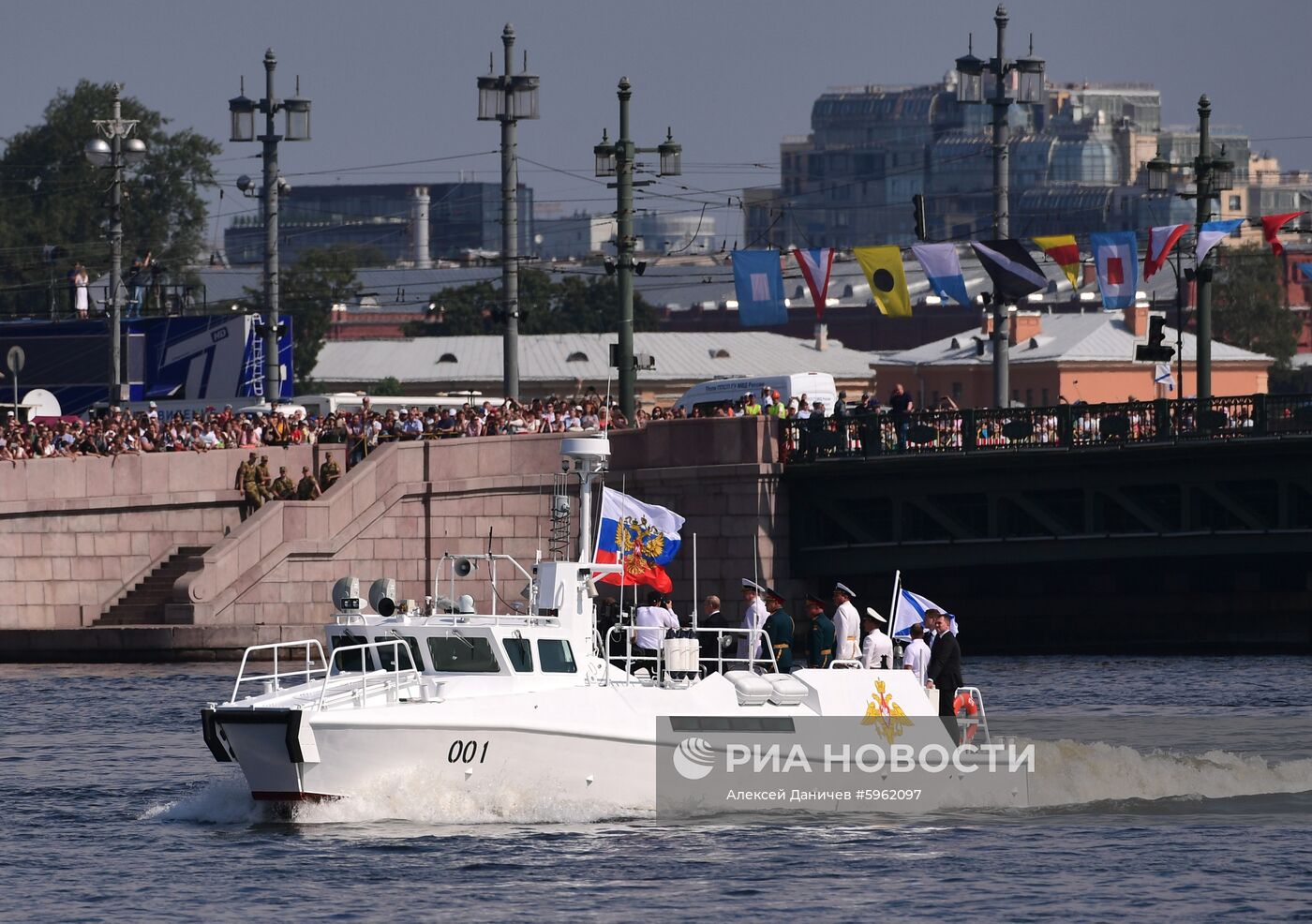 Президент РФ В. Путин принял участие в праздновании Дня ВМФ РФ в Санкт-Петербурге