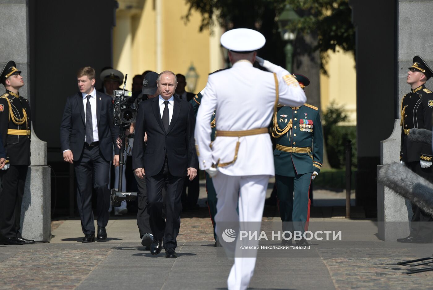 Президент РФ В. Путин принял участие в праздновании Дня ВМФ РФ в Санкт-Петербурге
