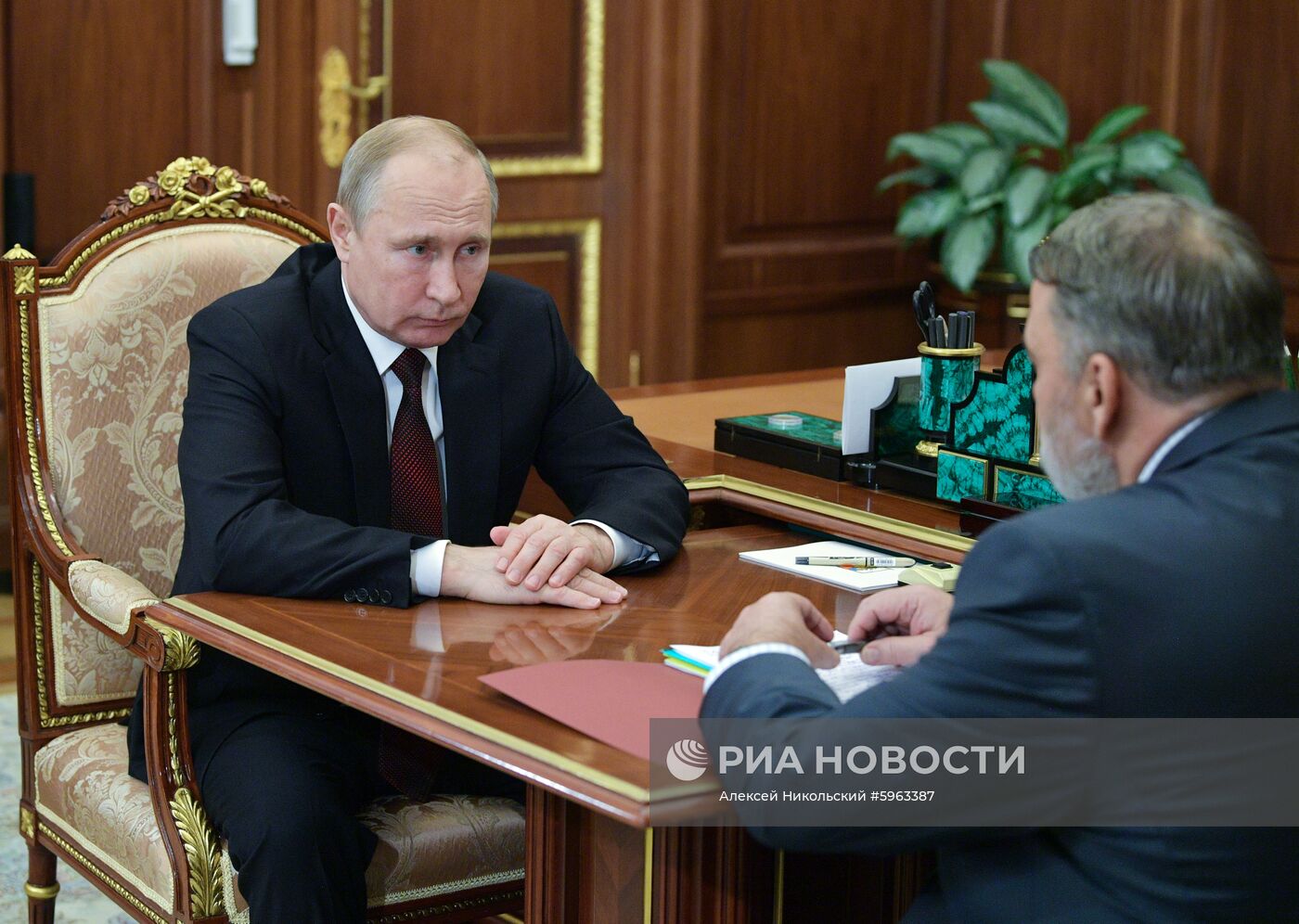  Президент РФ В. Путин встретился с руководителем ФАС России И. Артемьевым
