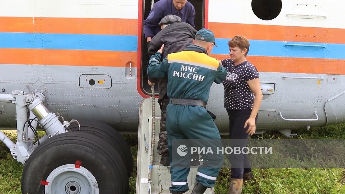 Эвакуация жителей из населенных пунктов Амурской области