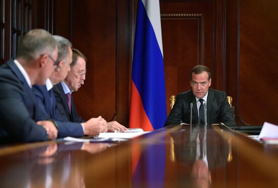 Премьер-министр РФ Д. Медведев провел совещание с вице-премьерами РФ