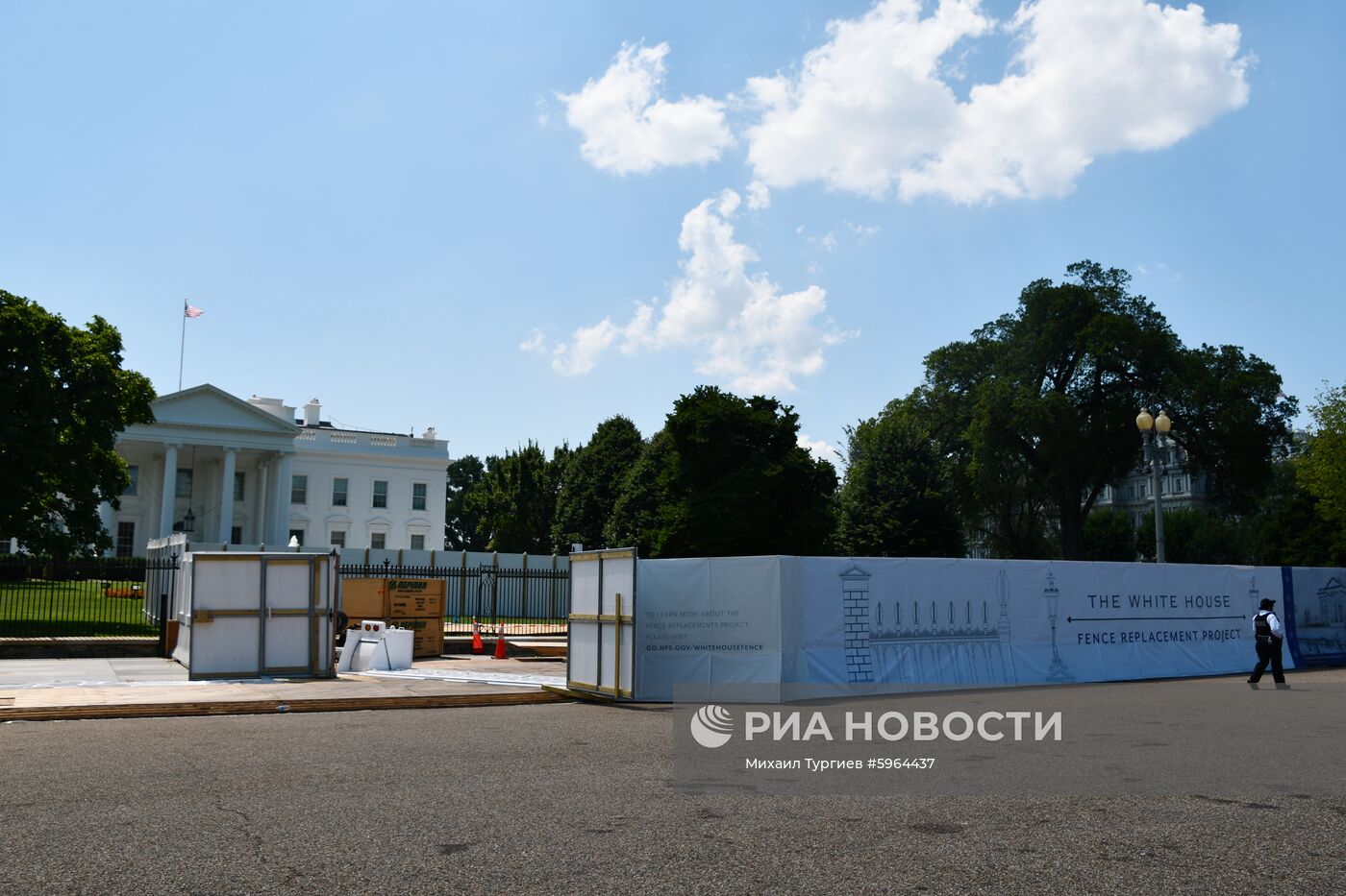 Забор у Белого дома в Вашингтоне станет выше