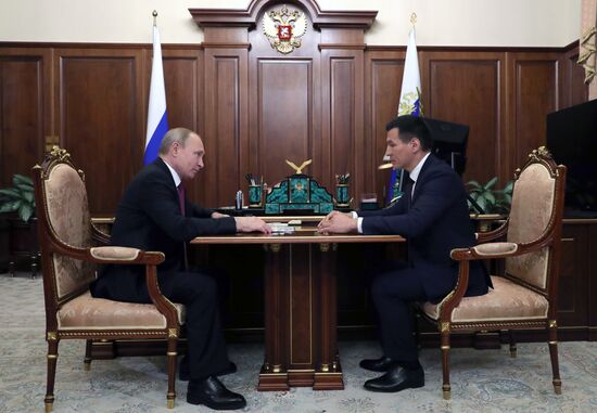 Президент РФ В. Путин провел встречу с врио главы Калмыкии Б. Хасиковым