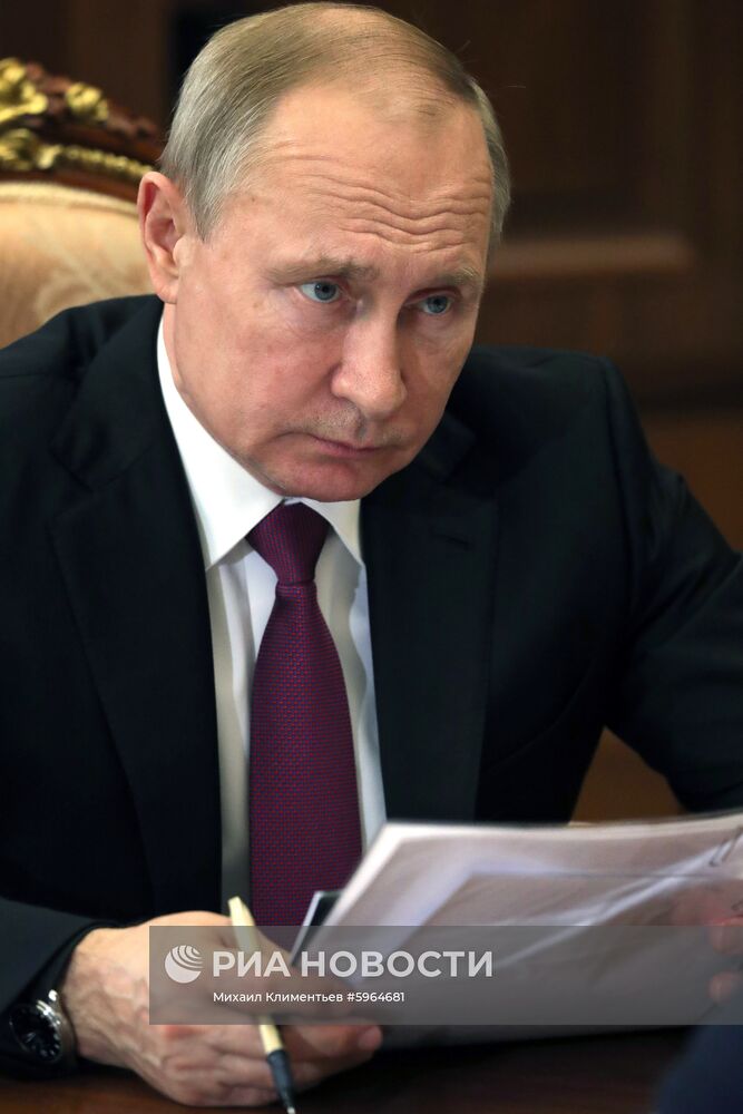 Президент РФ В. Путин провел встречу с врио главы Калмыкии Б. Хасиковым
