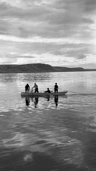 Сотрудники станции космических лучей на рыбалке