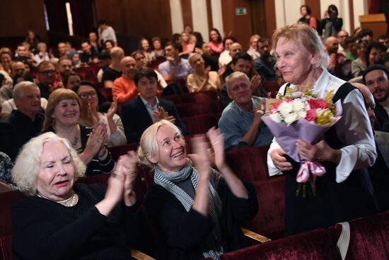 Сбор труппы в театре на Малой Бронной