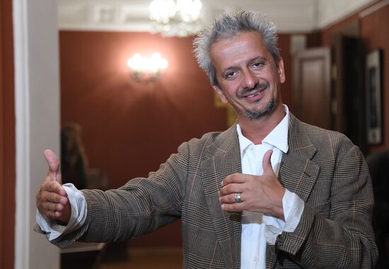 Сбор труппы в театре на Малой Бронной