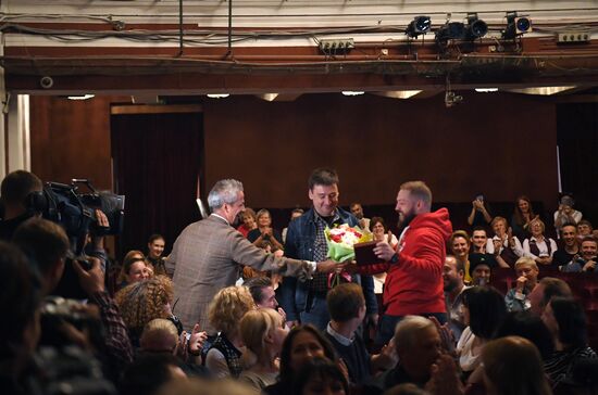 Сбор труппы в театре на Малой Бронной