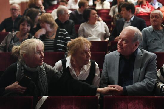 Сбор труппы в театре на Малой Бронной