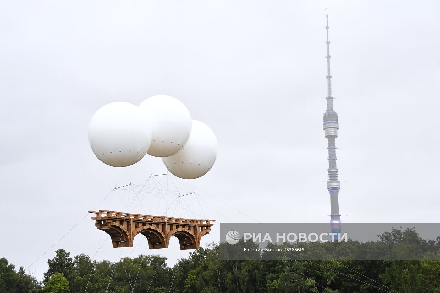 "Парящий мост" в парке Останкино к юбилею ВДНХ