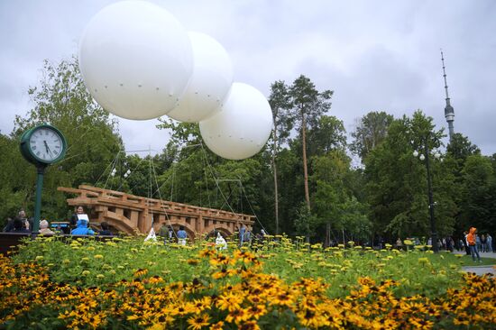 "Парящий мост" в парке Останкино к юбилею ВДНХ