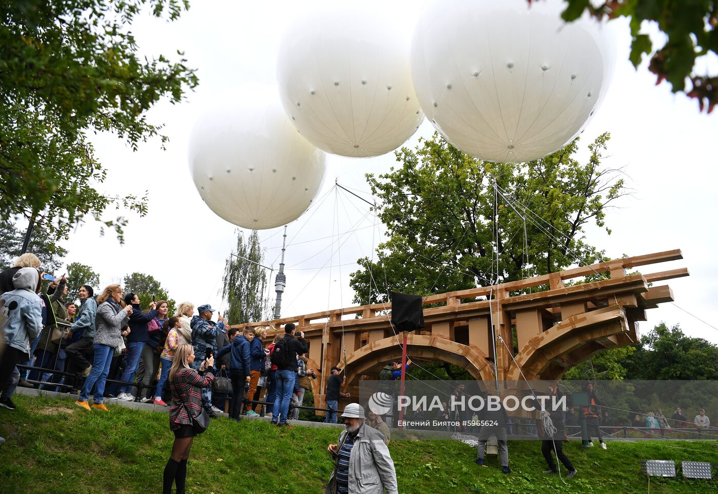 "Парящий мост" в парке Останкино к юбилею ВДНХ