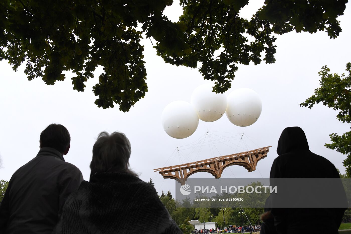 "Парящий мост" в парке Останкино к юбилею ВДНХ