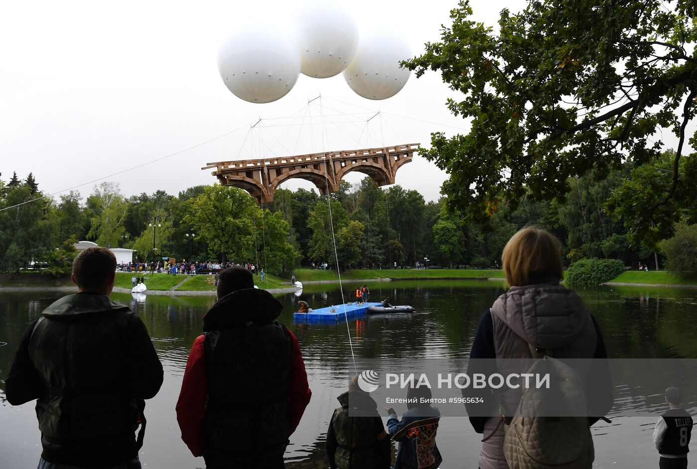 "Парящий мост" в парке Останкино к юбилею ВДНХ