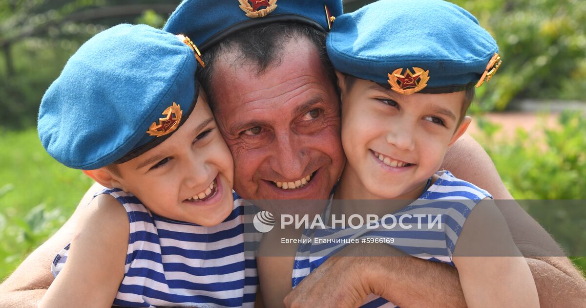 Береты расплескалась. ВДВ голубые береты синева. Дети в синих беретах. Солдат в голубом берете. Дружба в армии ВДВ.