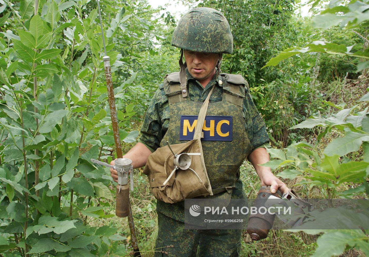 Разминирование территории возле КПП "Станица Луганская" в Донбассе