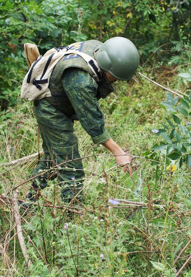 Разминирование территории возле КПП "Станица Луганская" в Донбассе