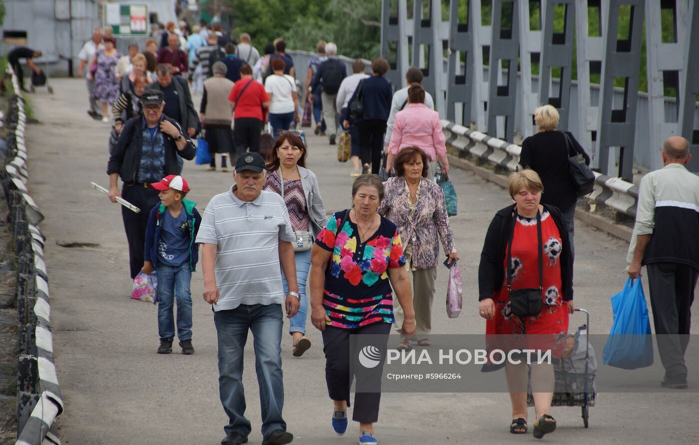 Разминирование территории возле КПП "Станица Луганская" в Донбассе