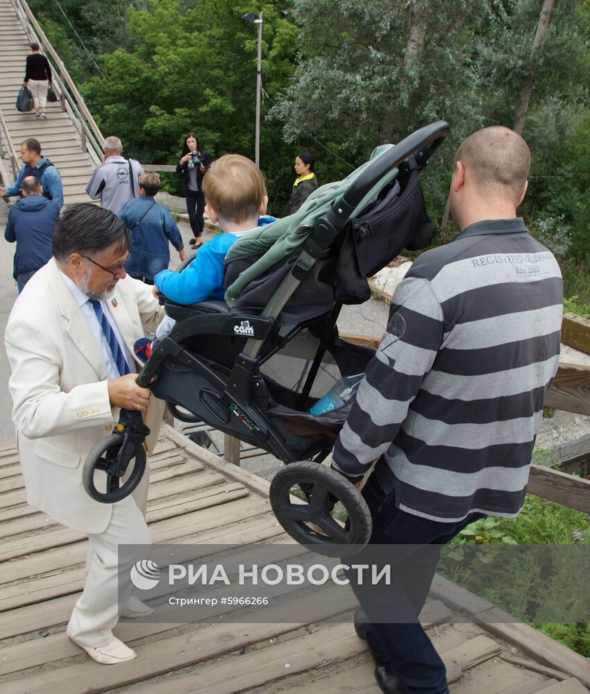 Разминирование территории возле КПП "Станица Луганская" в Донбассе