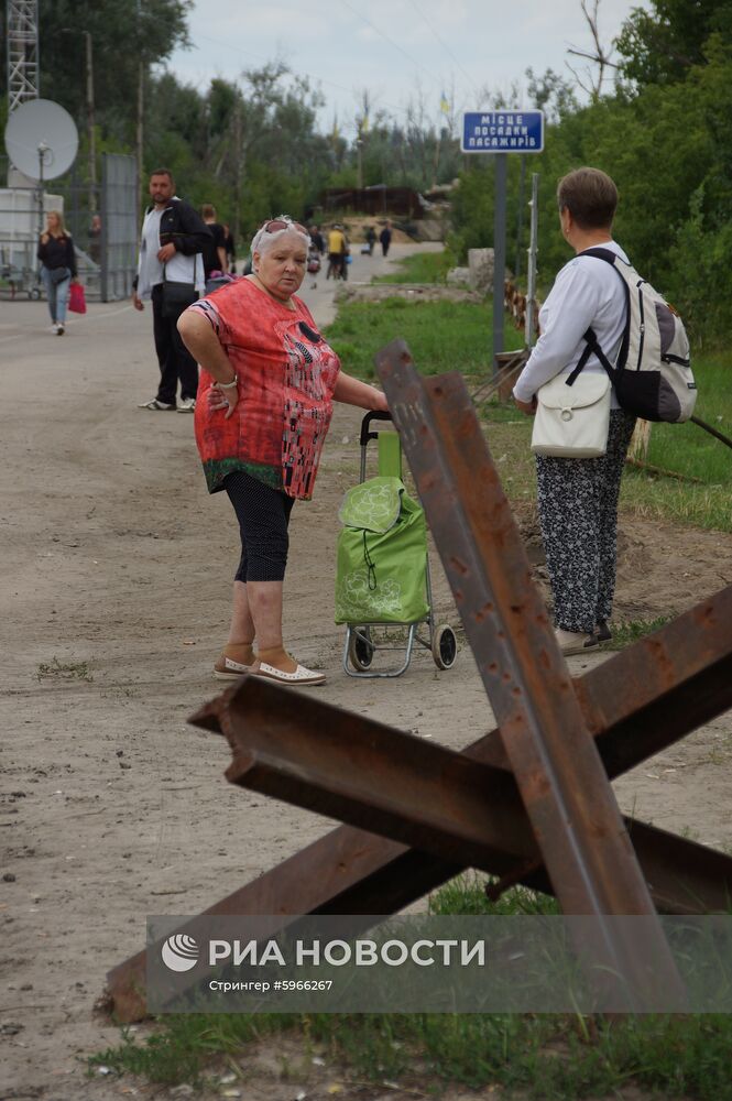 Разминирование территории возле КПП "Станица Луганская" в Донбассе