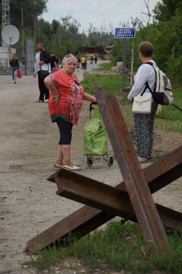 Разминирование территории возле КПП "Станица Луганская" в Донбассе