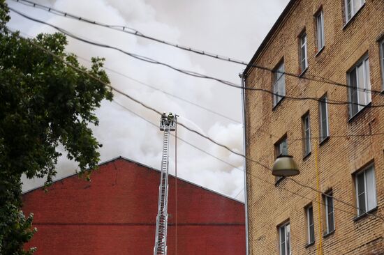 Пожар в промышленном здании в центре Москвы