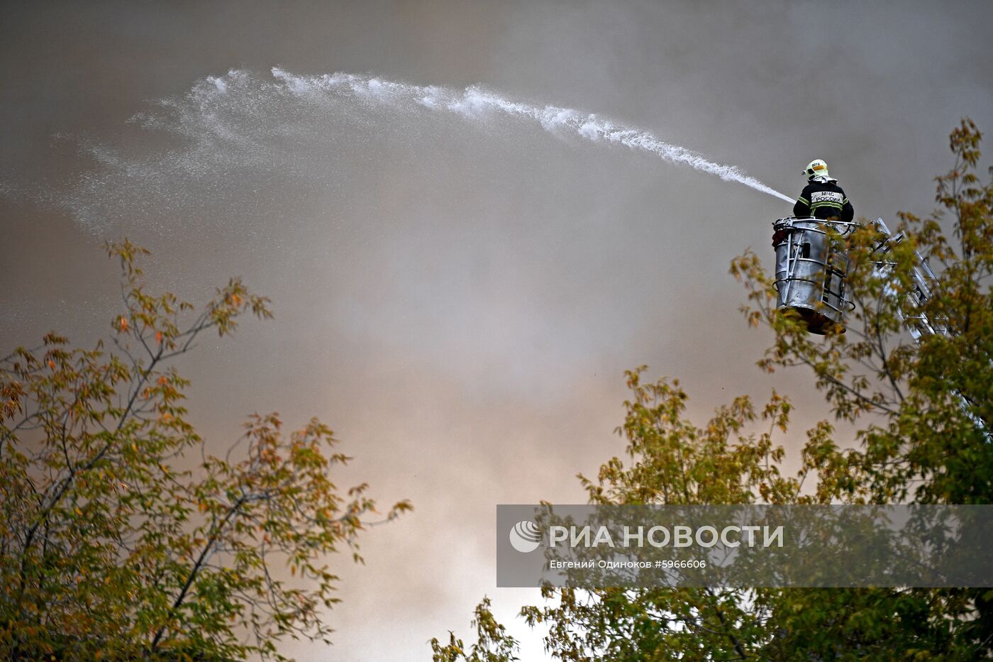 Пожар в промышленном здании в центре Москвы