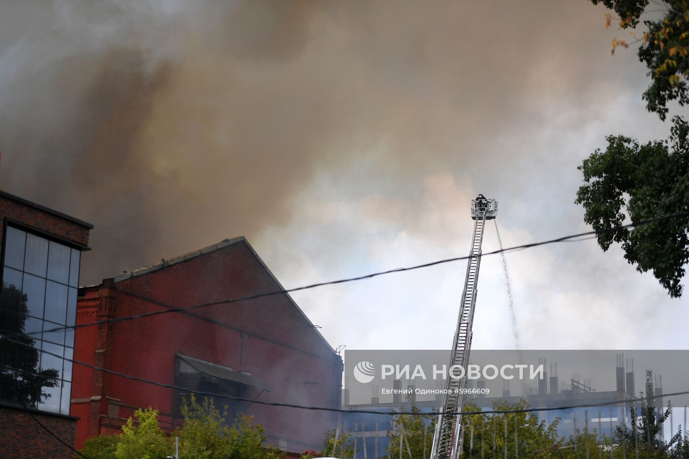 Пожар в промышленном здании в центре Москвы