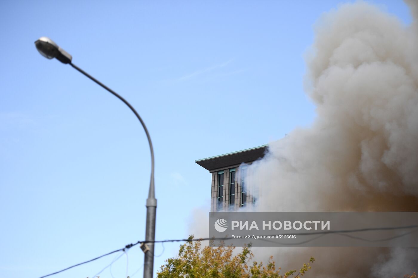 Пожар в промышленном здании в центре Москвы