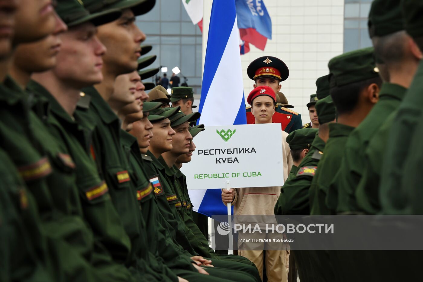 Юнармеец держит табличку со страной-участницей Кубой в международном конкурсе "Танковый биатлон" на торжественном открытии V Армейских международных игр-2019 в парке "Патриот". Место: Россия, Московская область. Автор: Илья Питалев/РИА Новости. Открытие V Армейских международных игр-2019