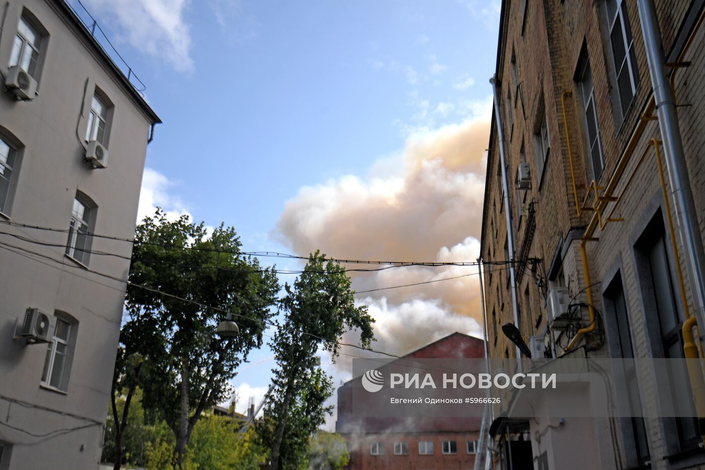 Пожар в промышленном здании в центре Москвы