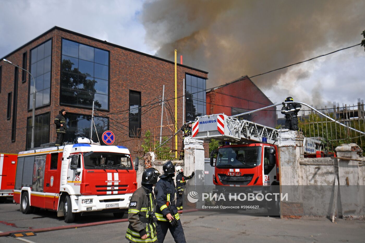Пожар в промышленном здании в центре Москвы