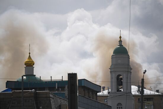 Пожар в промышленном здании в центре Москвы