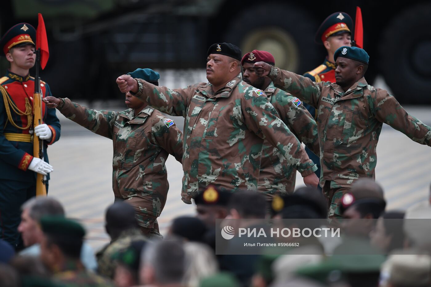 Военнослужащие ЮАР на торжественном открытии V Армейских международных игр-2019 в парке "Патриот". Место: Россия, Московская область. Автор: Илья Питалев/РИА Новости. Открытие V Армейских международных игр-2019