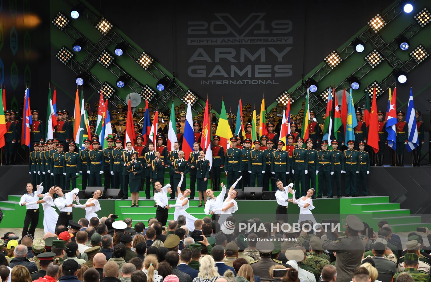 На торжественном открытии V Армейских международных игр-2019 в парке "Патриот". Место: Россия, Московская область. Автор: Илья Питалев/РИА Новости. Открытие V Армейских международных игр-2019