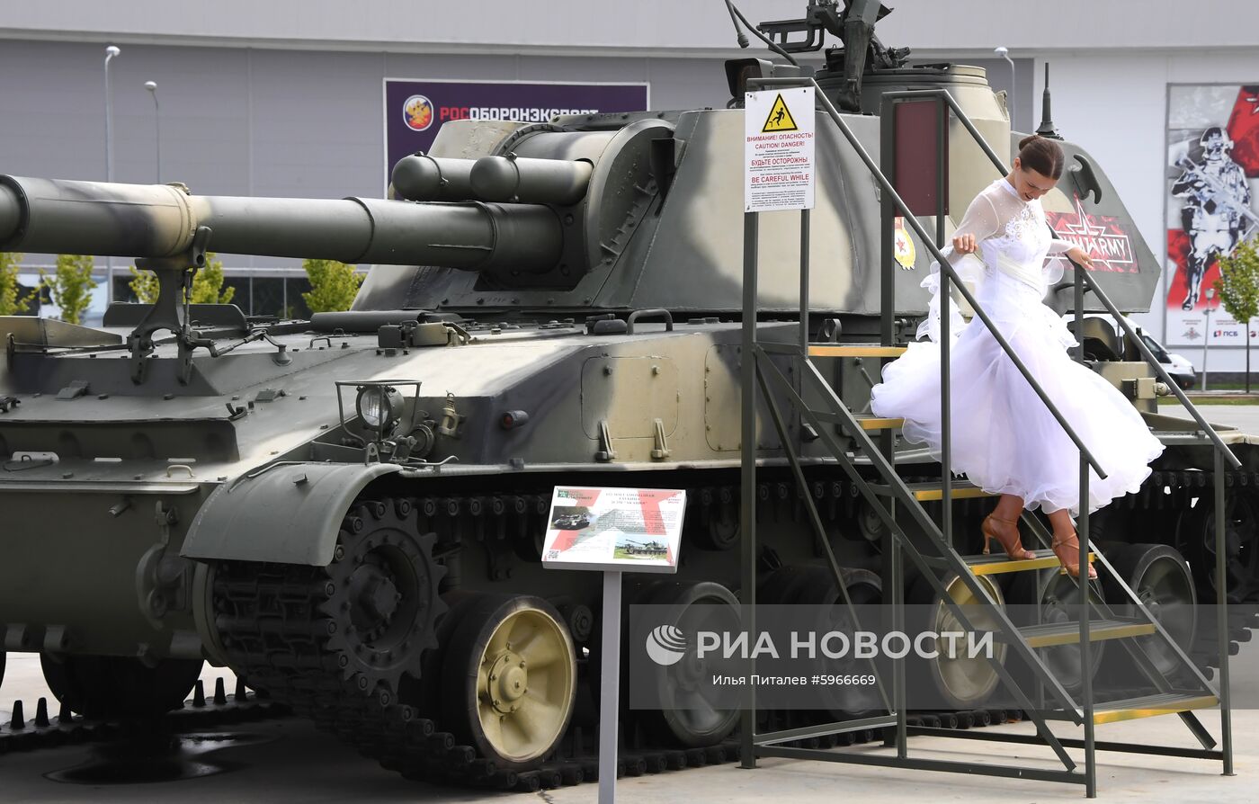 Девушка у 152-мм самоходной гаубицы 2СЗ "Акация" на торжественном открытии V Армейских международных игр-2019 в парке "Патриот". Место: Россия, Московская область. Автор: Илья Питалев/РИА Новости. Открытие V Армейских международных игр-2019