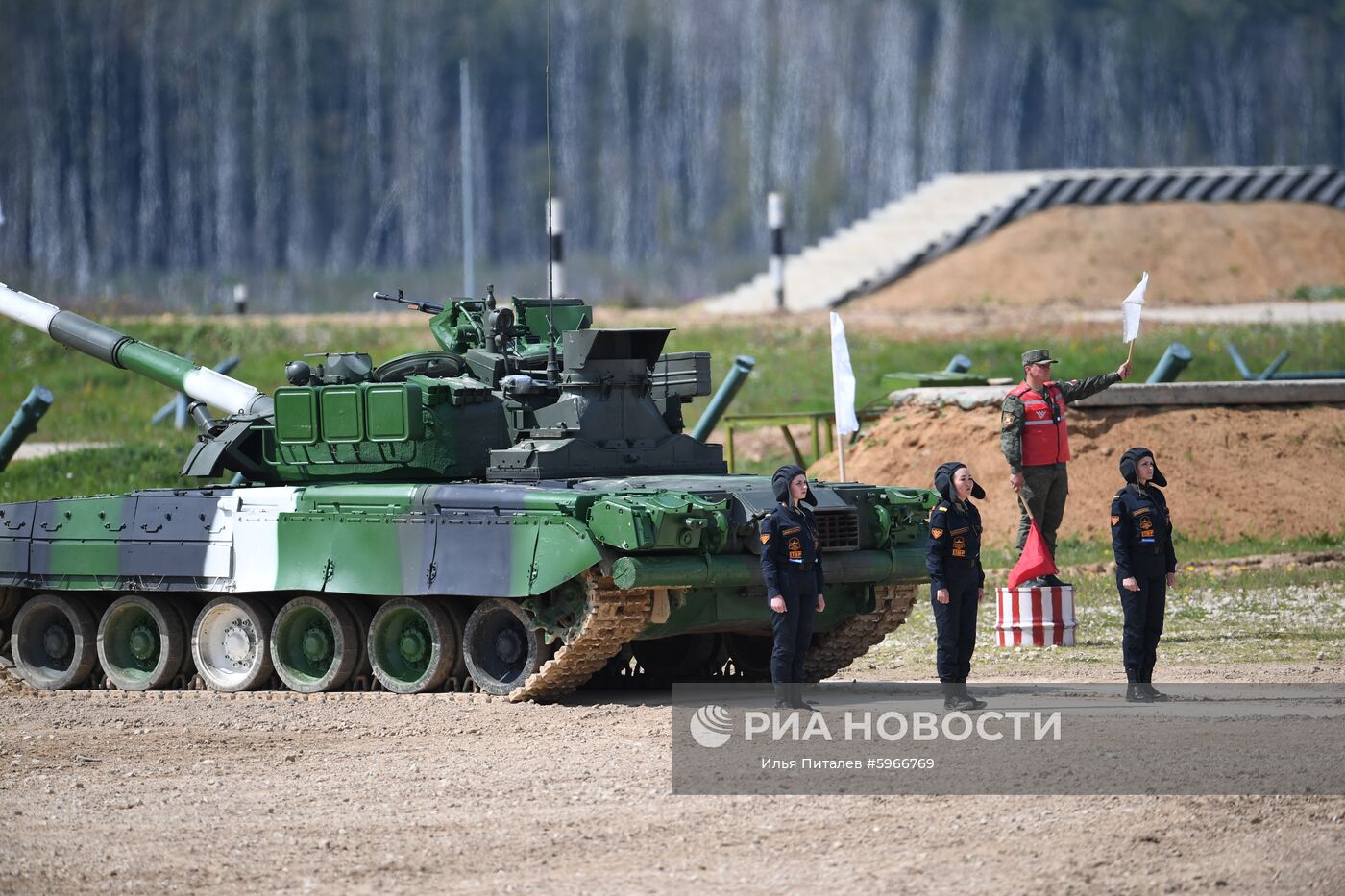 Экипаж команды армии России у танка Т-80 перед началом "Индивидуальной гонки" женских экипажей в "Танковом биатлоне" на V Армейских международных играх-2019 в парке "Патриот". Место: Россия, Московская область. Автор: Илья Питалев/РИА Новости. Открытие V Армейских международных игр-2019
